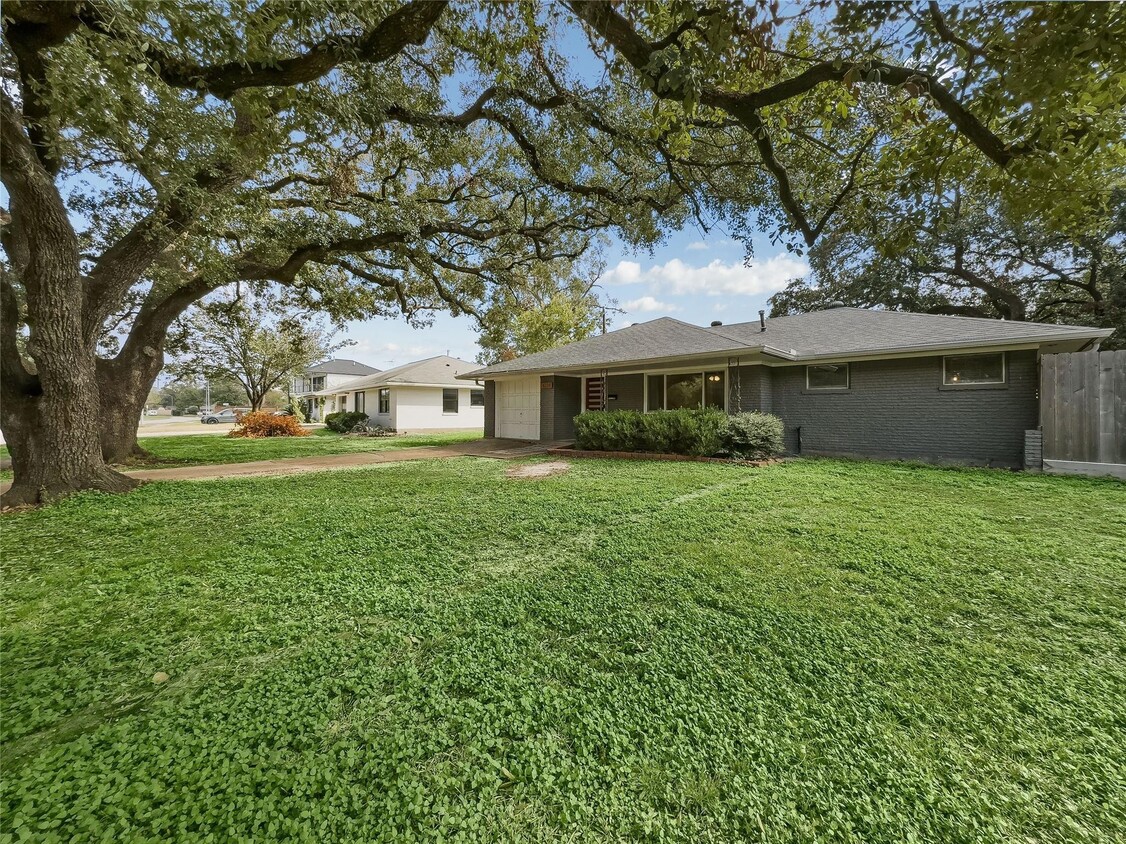 Primary Photo - 4234 T C Jester Blvd
