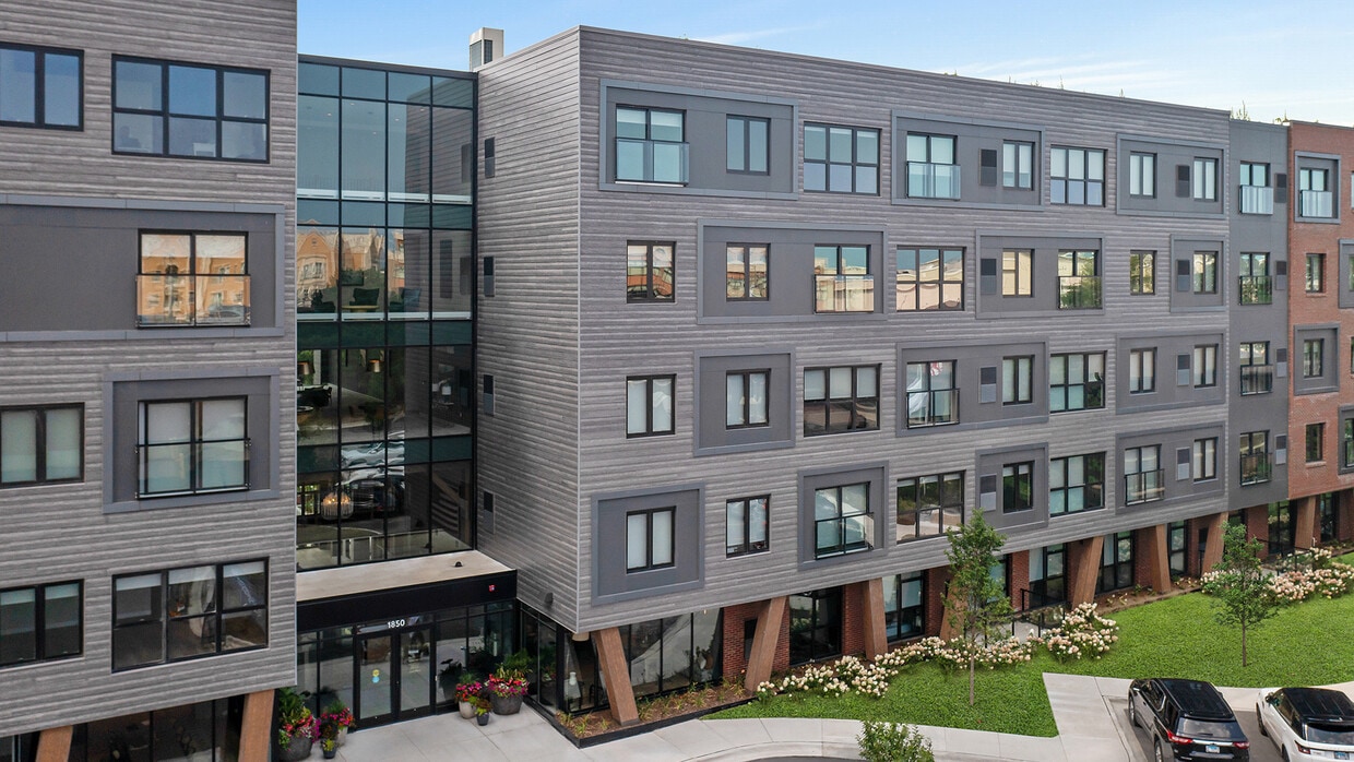 Primary Photo - 1850 Green Bay Rd