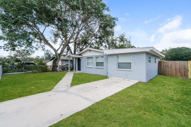 Foto del edificio - 3 BR/1BA | Newly Renovated Single Family Home | Large yard| In Tampa!