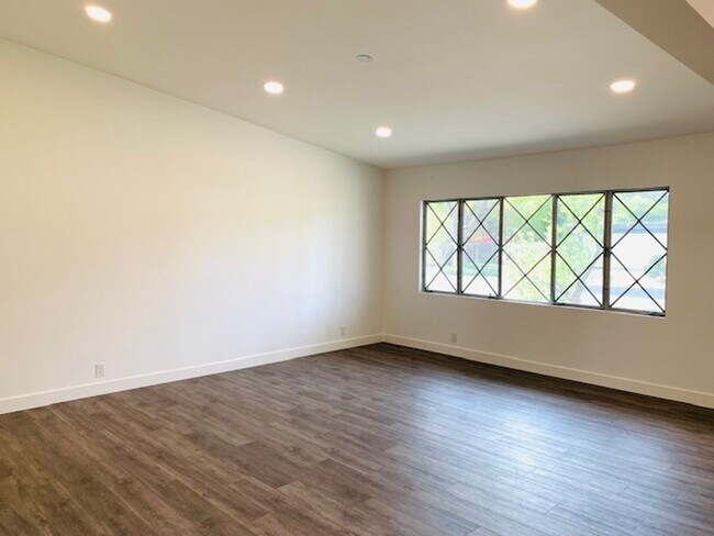 Foto del edificio - Beautifully Remodeled Home in Northridge