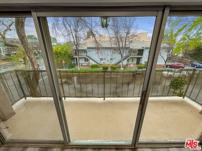 Foto del edificio - 14850 Hesby St