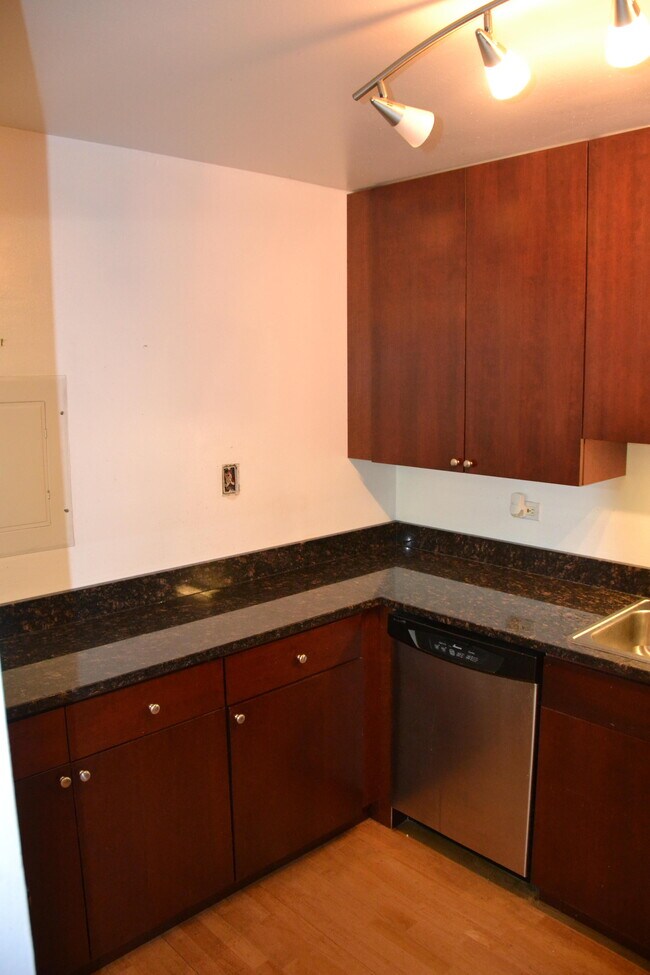 Building Photo - 522 E Spruce Dr