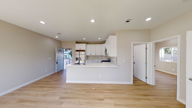 Building Photo - 4BD/2BA on Stewart!