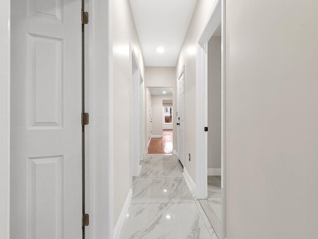 Building Photo - 3-Bedroom Gem with Modern Comfort in Bayonne – 1300 Sq. Ft. of Urban Living!"