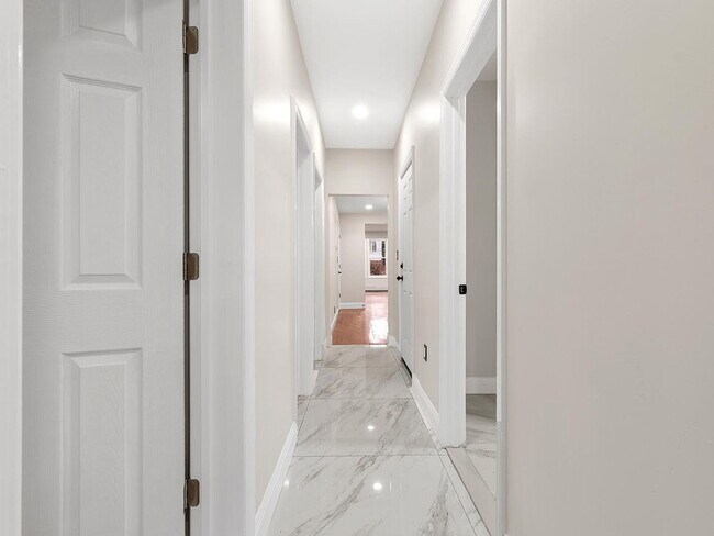 Foto del edificio - 3-Bedroom Gem with Modern Comfort in Bayonne – 1300 Sq. Ft. of Urban Living!"