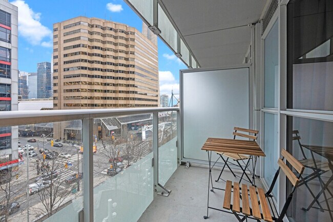 Photo du bâtiment - 300 Front St W