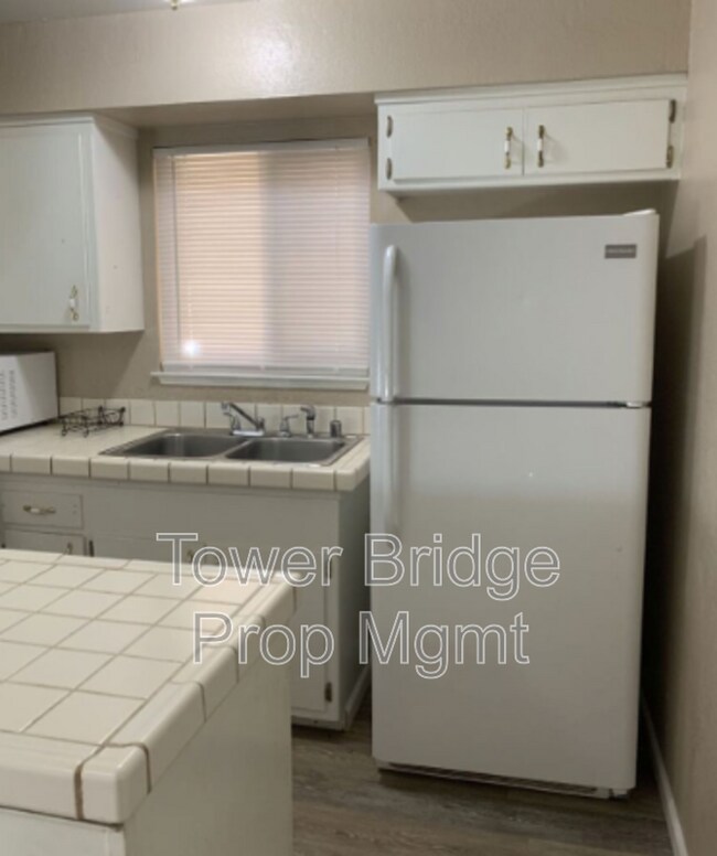 Foto del edificio - 6004 Bourbon Dr