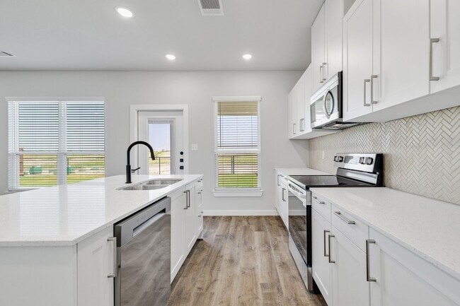 Foto del edificio - AVAILABLE NOW! LUXURIOUS DUPLEX LOCATED ON 1-ACRE LOT IN MIDLOTHIAN, TX!