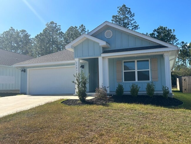 Building Photo - Beautiful 4BR/2BA home with Community Pool...