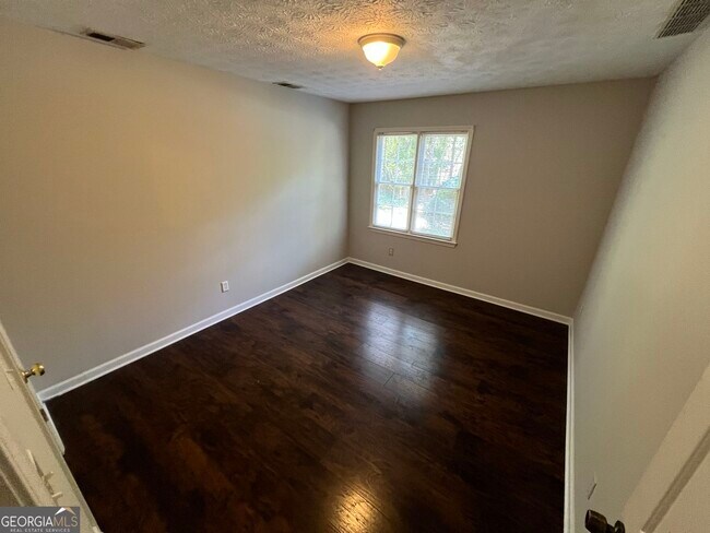 Foto del edificio - 2735 Fairlane Dr