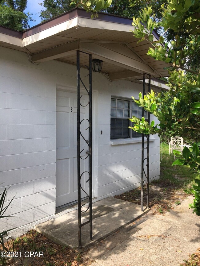 Building Photo - 1527 Grace Ave