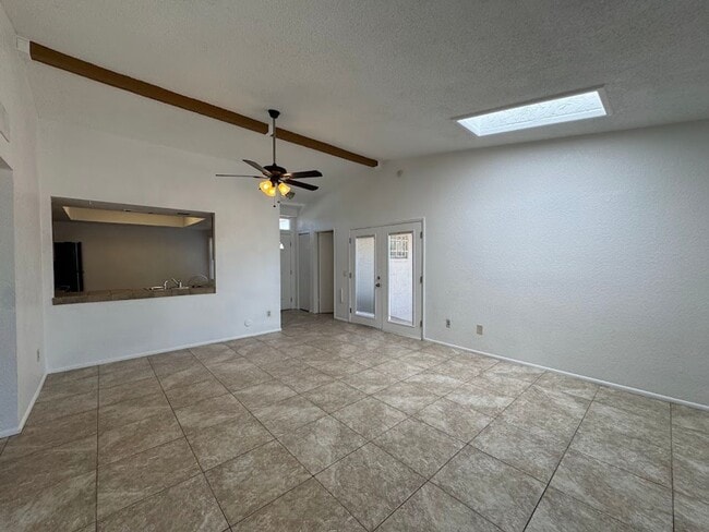 Building Photo - Bright & Spacious 2 Bedroom Condo with Vaulted Ceilings in Phoenix