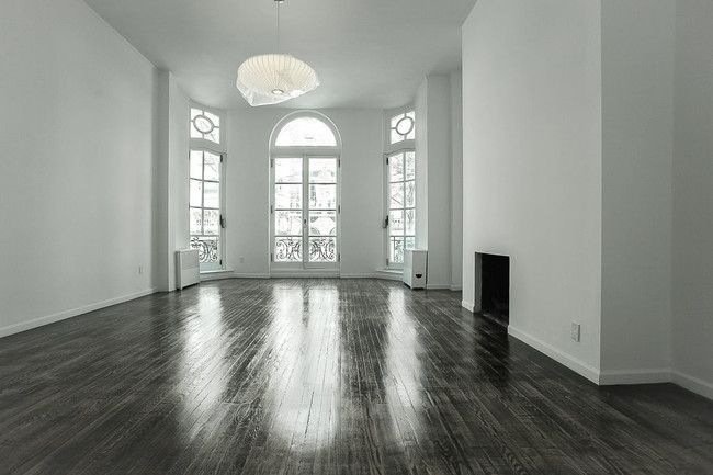 Building Photo - 40 E 68th St