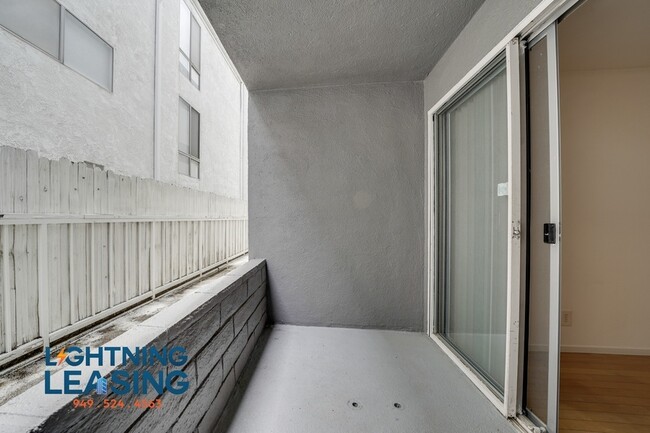 Building Photo - Fantastic 1-Bedroom in Santa Monica – Cozy...