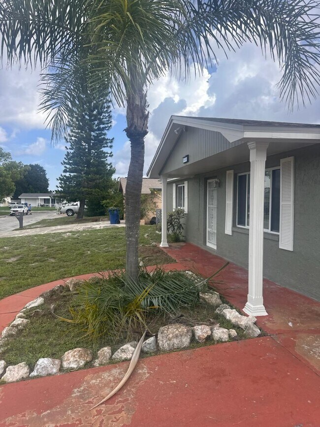 Lado de la casa - 1440 Brixton Ln