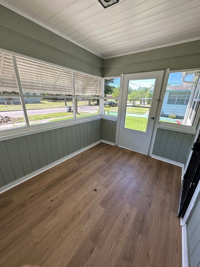 Building Photo - Renovated 3/1 Single Family home- Availabl...