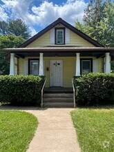 Building Photo - 112 Oak St