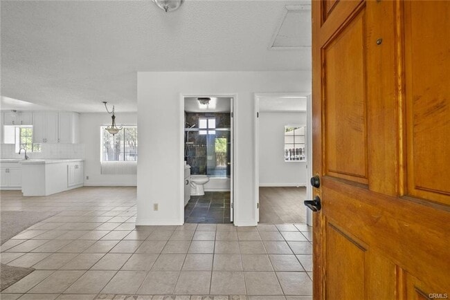 Foto del edificio - 10528 1/2 Hillhaven Avenue, Los Angeles, CA 91042 - 4 BR 3 BA house