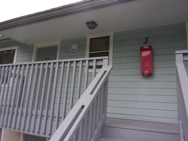 Building Photo - 700 W Pope Rd