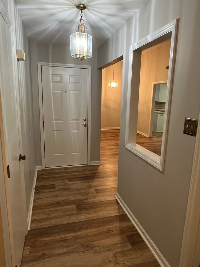Building Photo - Great 3 Bed, 2 Bath Ranch Home in East Cha...