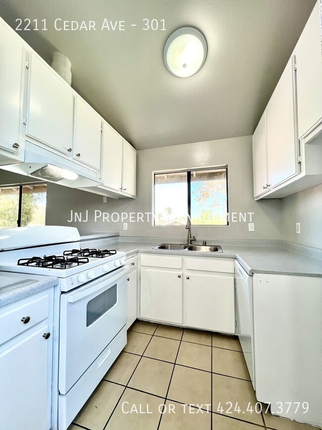 Building Photo - 2211 Cedar Ave