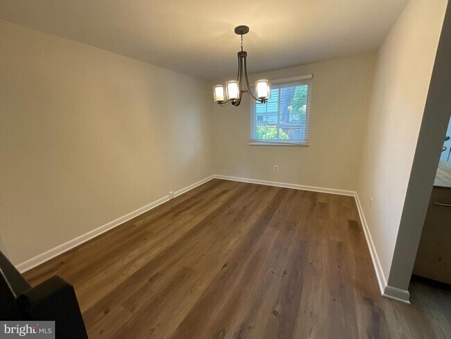 Building Photo - 6826 Deer Spring Ct