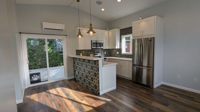 Foto del edificio - Private 1 Bed 1 Bath Back House with Yard ...