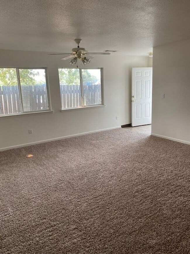 Building Photo - Spacious Duplex in S. Redding