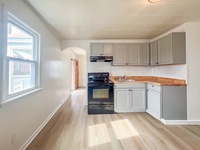 Building Photo - 202 E Westover Ave