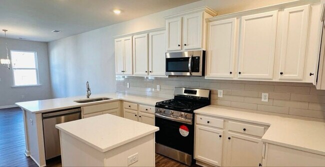 Building Photo - 71 Founders Dr