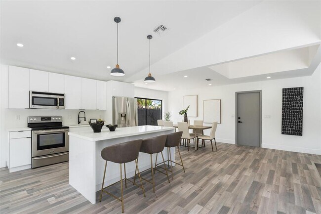 Building Photo - 4920 NW 83rd Ter