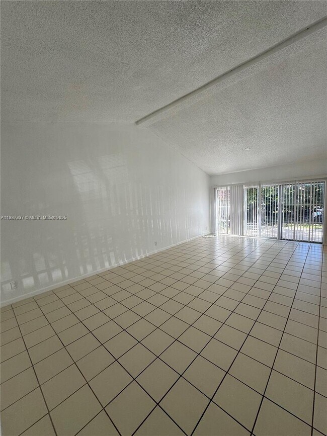 Foto del edificio - 7025 W Sunrise Blvd