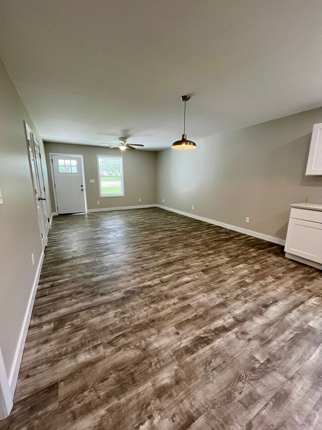 Building Photo - 3 Bed | 2 Bath | 1 Car Garage