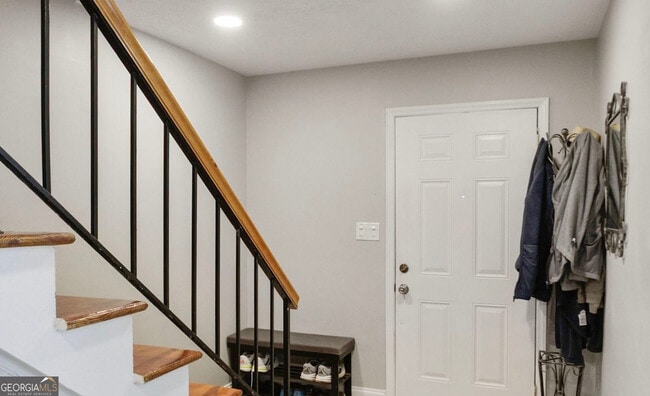 Building Photo - 6980 Roswell Rd