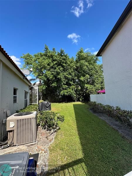 Building Photo - 10884 La Salinas Cir