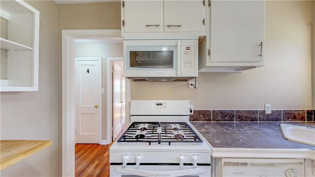 Foto del edificio - 712 Williamson Dr