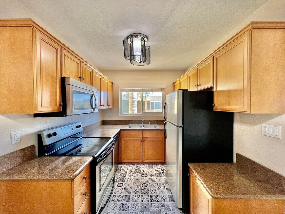 Primary Photo - Beautiful 1BD/BA w/ reserved parking in Cl...