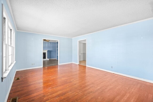 Building Photo - 2741 Clinton Cir