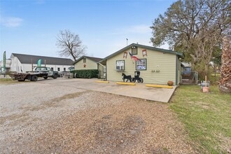 Building Photo - 2200 Peach Ave