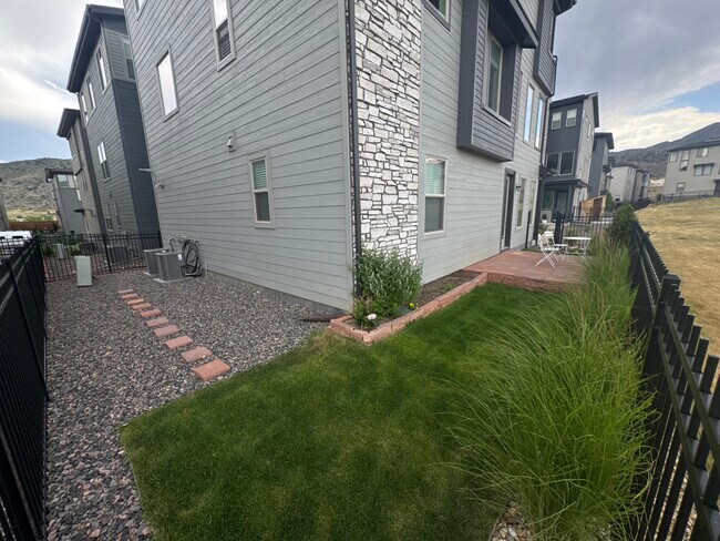 Foto del edificio - 15755 W Girard Ave