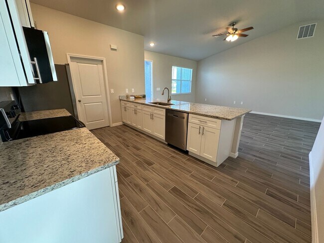 Building Photo - NW Cape Coral Home 4 Bedroom/ 2 Bath/ 3 Ca...