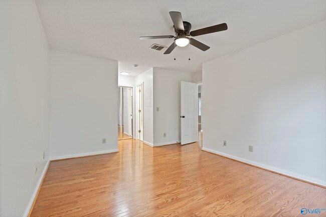 Building Photo - 2031 Woodlawn Dr SW