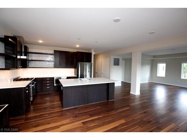 Building Photo - 2810 W 43rd St