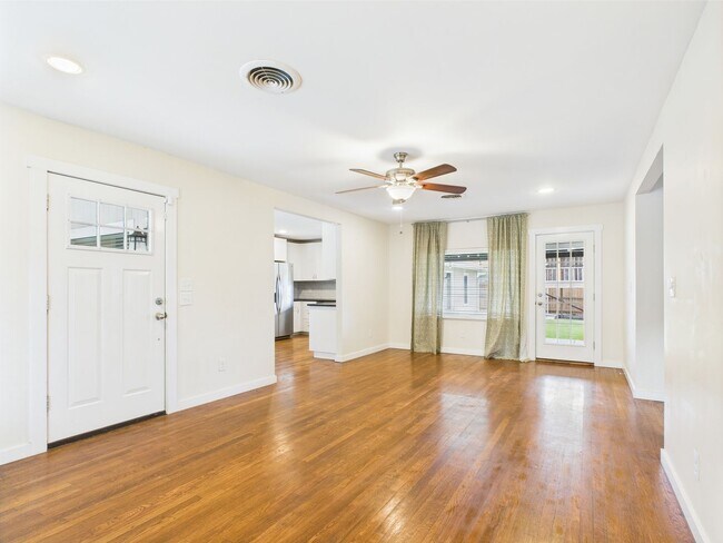 Foto del edificio - Charming 3-Bedroom Retreat with 2 Full Baths in the Heart of Fredericksburg!