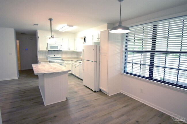 Building Photo - 6427 Kennington Cir