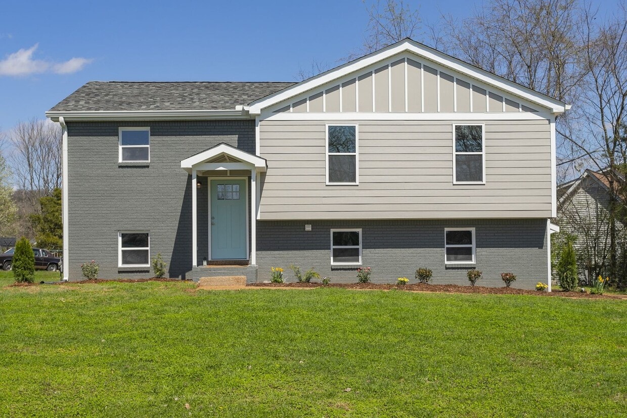 Available June. Large house, fenced back yard, renovated, fenced back, pets ok, great for house s... - Available June. Large house, fenced back yard, renovated, fenced back, pets ok, great for house s...