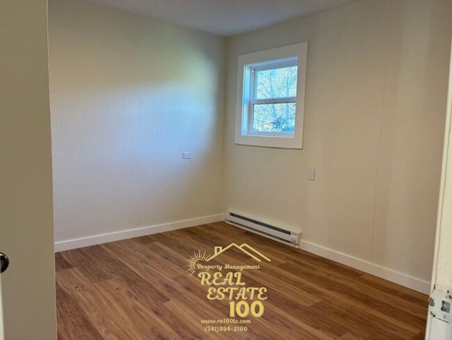 Building Photo - 2633 NE Holmes Rd