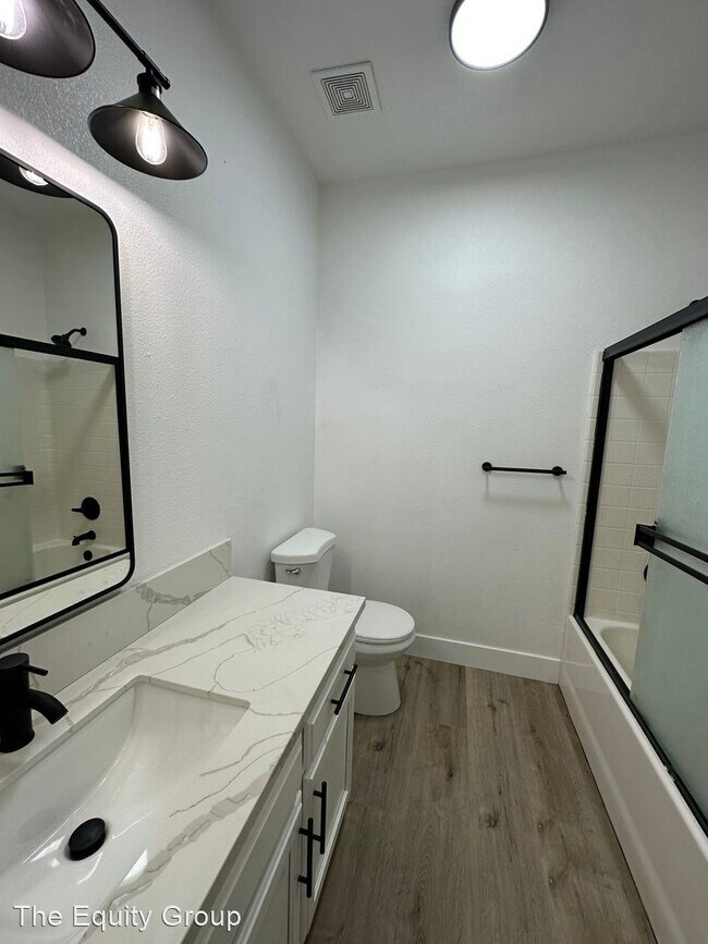 Building Photo - 4 br, 3 bath House - 111 North Roeben St