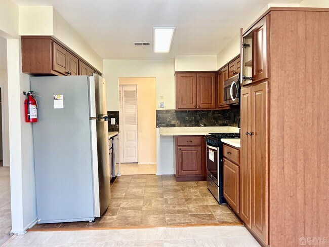 Building Photo - 512 Green Hollow Dr