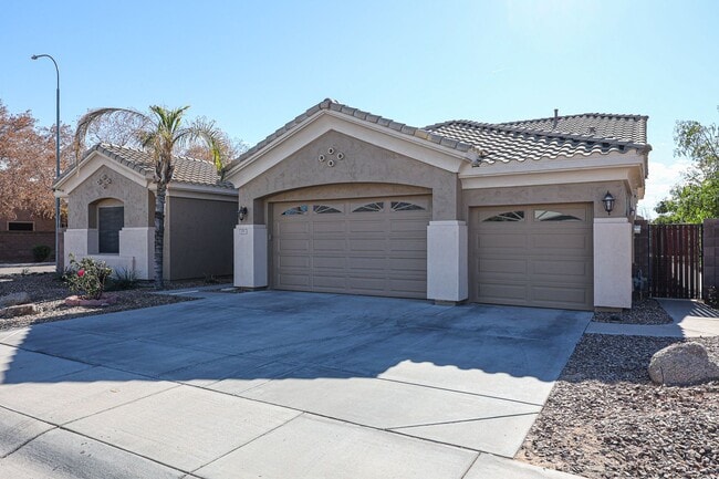 Building Photo - Welcome to this Stunning 5 bedroom, 3.5 ba...